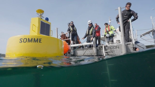 Installation de la bouée multi-capteurs en mer pour la première phase de tests.